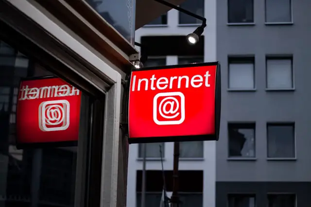 Target market for an internet cafe